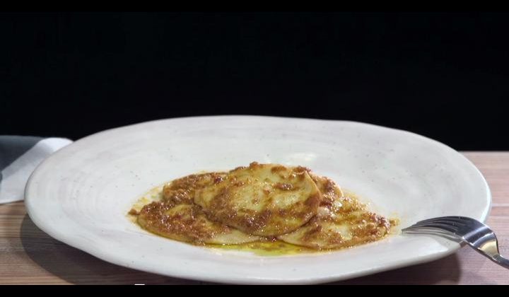 Ravioli de queso de cabra con pesto rojo