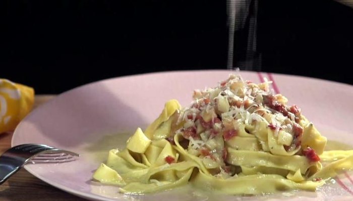 Tagliatelle con salsa de gorgonzola y pera