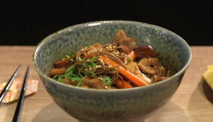 Yakisoba con pollo