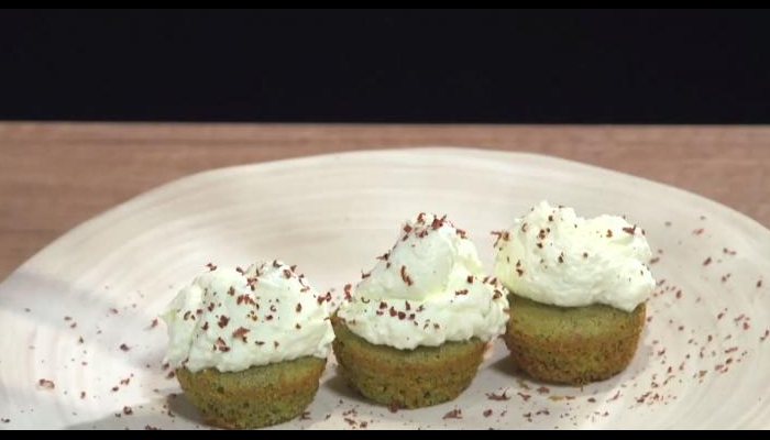 Muffin de matcha con nata de lima