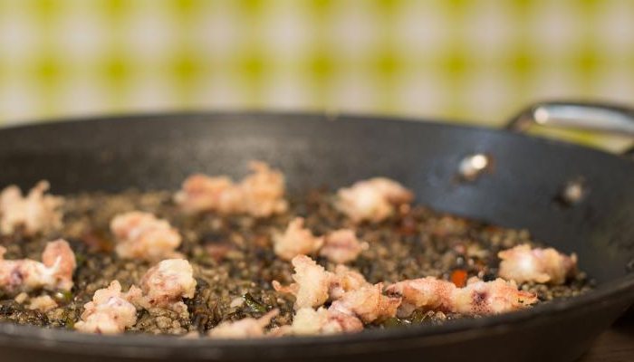 Arroz negro con calamarcitos/Chipirones